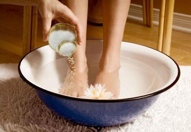 a bath to treat fungus between the toes